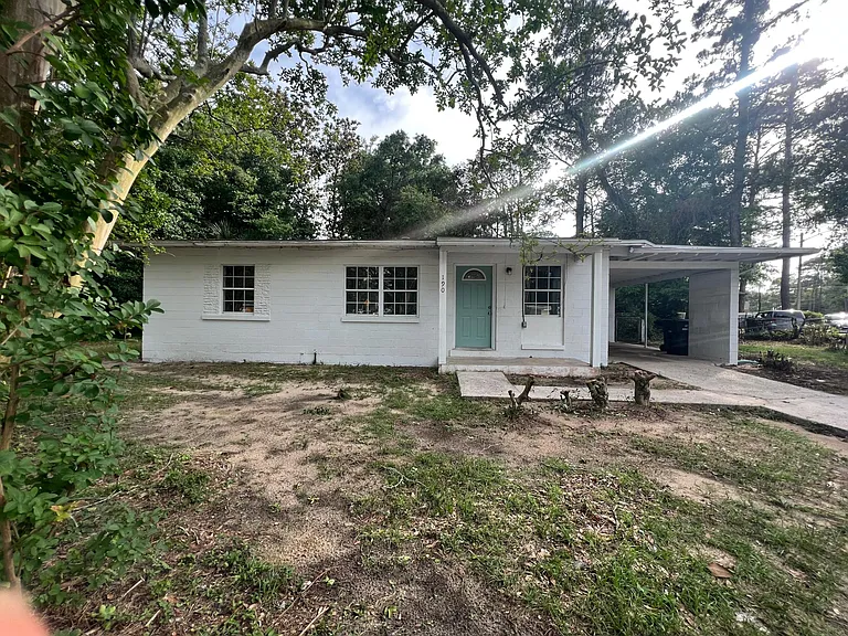 190 E Highland Dr — Photo 2