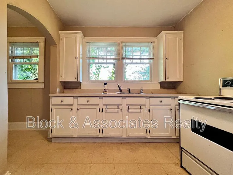 120 S Poplar St — Photo 5