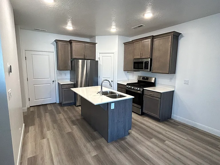 645 W Scarlet Hill Dr — Photo 4