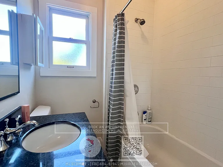 Large top floor 3 bedroom fully furnished walking distance to UC Berkeley Campus! — Photo 11