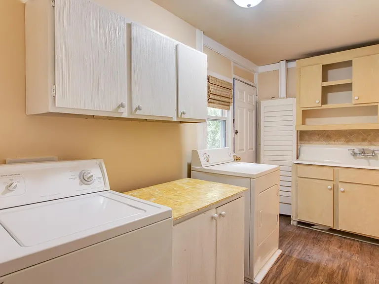 814 Clarendon St — Photo 8