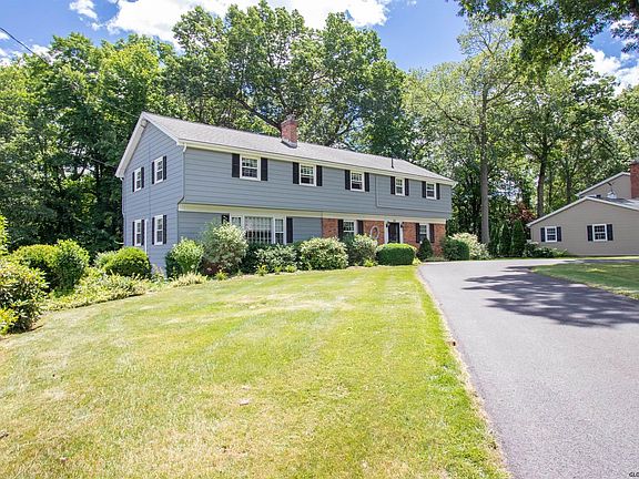 4th image of 34 Hemlock Dr