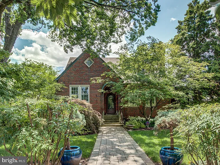 3808 Cathedral Ave NW — Photo 4