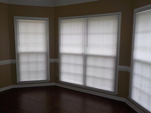 5th image of 8167 Creekside Cir N