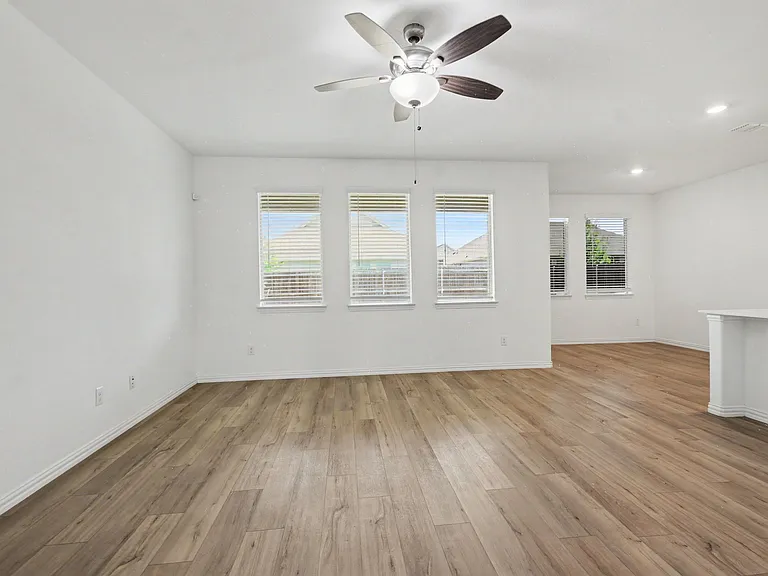 1118 Mahogany Ln — Photo 7