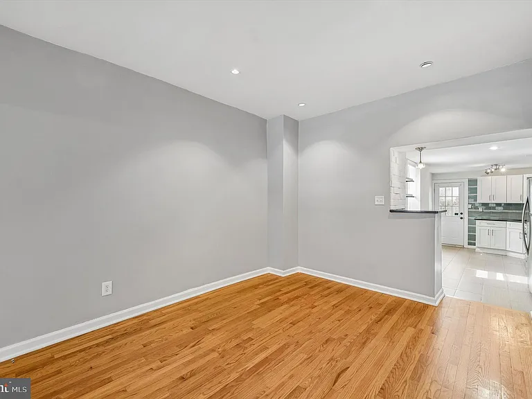 2042 E Huntingdon St — Photo 9