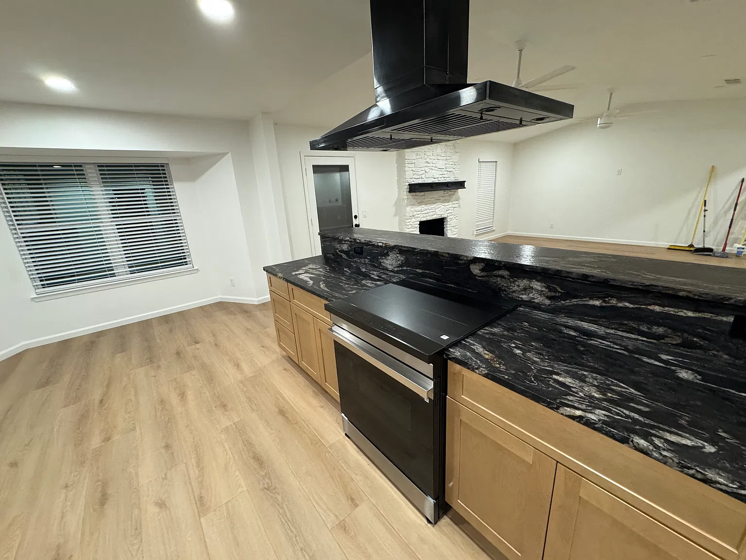 2405 Versailles Dr — Photo 2