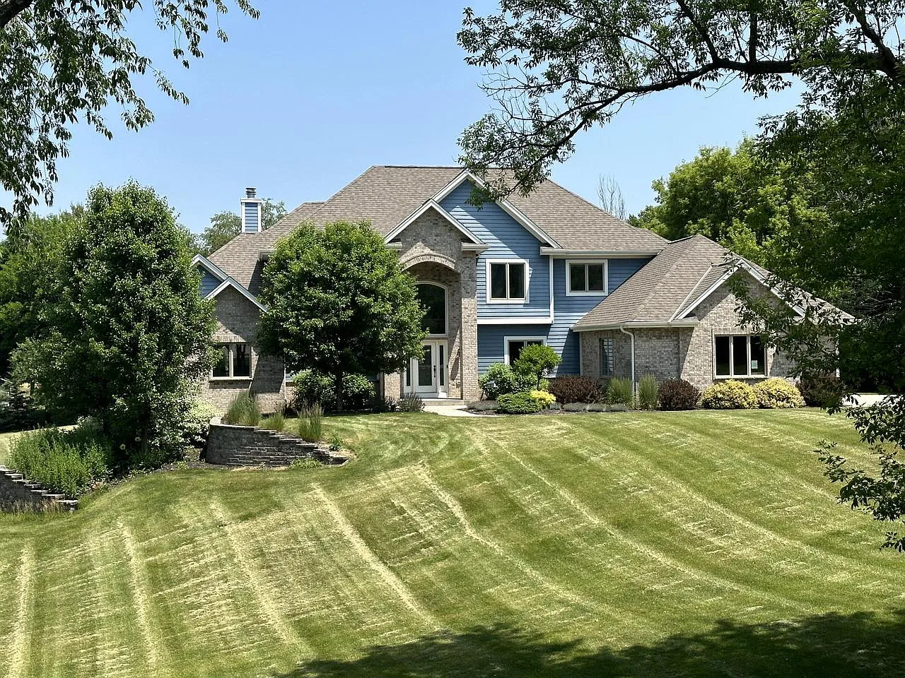 W272N6892 Stonehouse DRIVE photo 1
