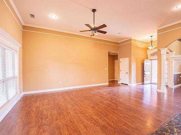 4th image of 19 Waters Edge Dr