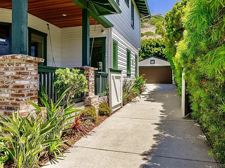Dowling Dr — Photo 24