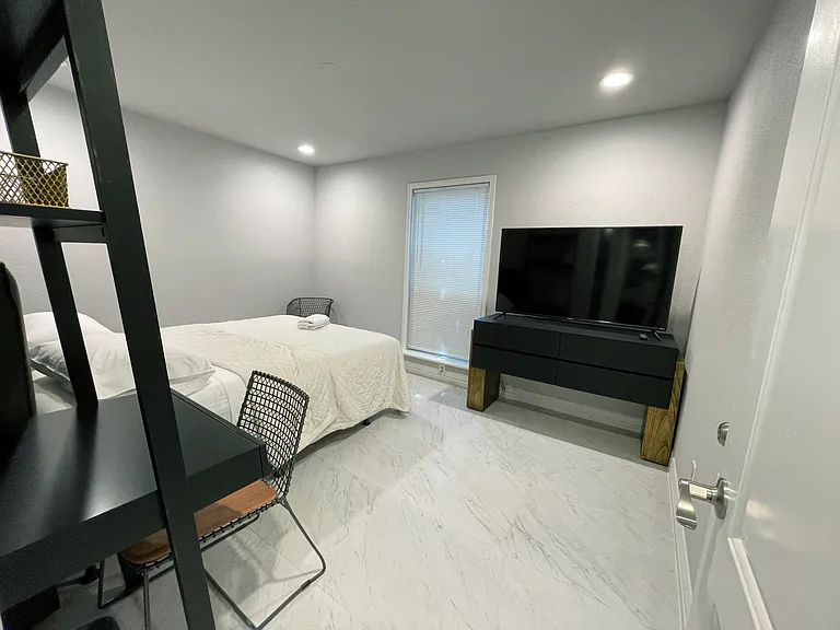 Bedroom 03 - Queen Bed size