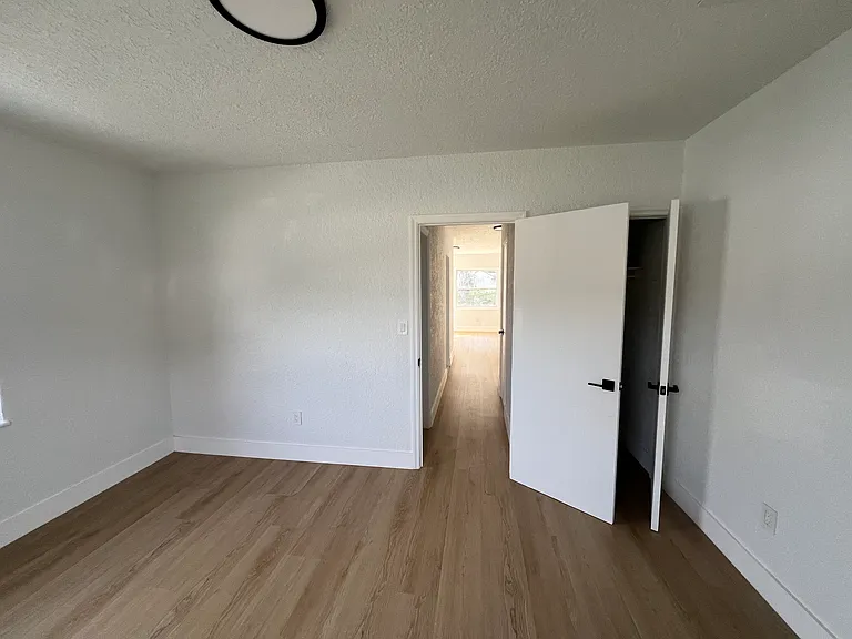 1122 N 17th Ct — Photo 6