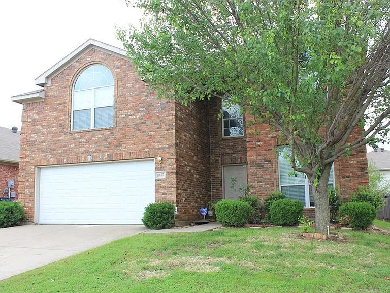 2425 Collier Dr — Photo 3