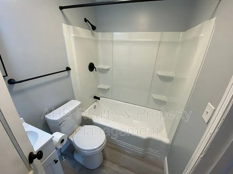 2 bed, 1.0 bath, $925 — Photo 3