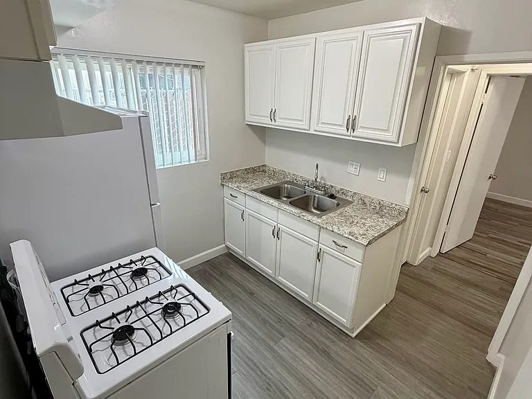 12414 Dunrobin Ave #5 — Photo 3