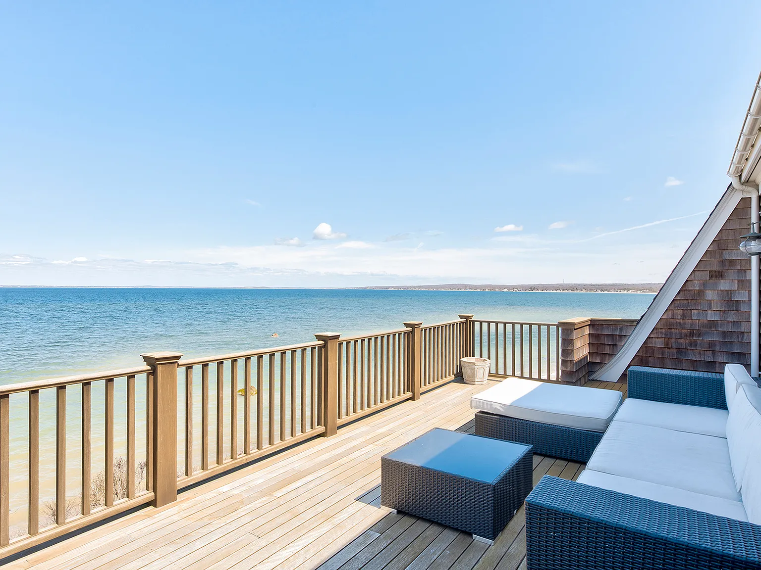Magnificent Bay Front Estate in Desirablenorth Sea Beach Colony — Photo 2
