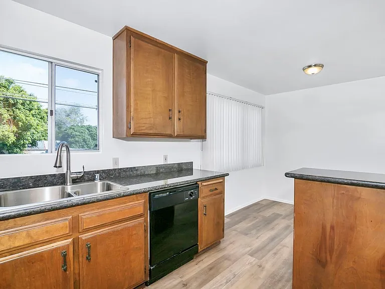 1150 Grand Ave #D — Photo 8
