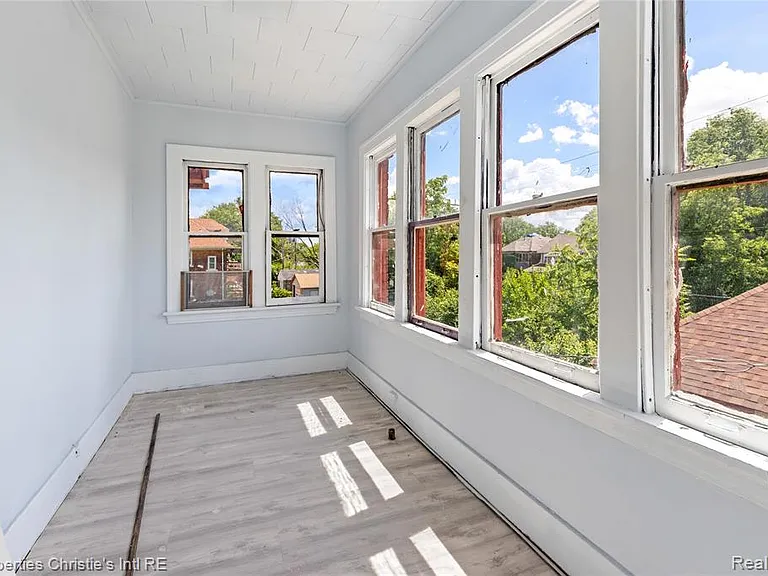 4571 Vancouver St — Photo 6