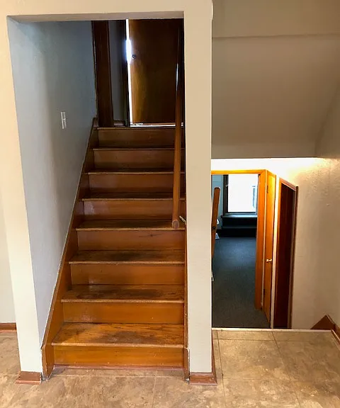 2 bedrooms and 1 bathroom upstairs, 2 bedrooms and 1 bathroom downstairs