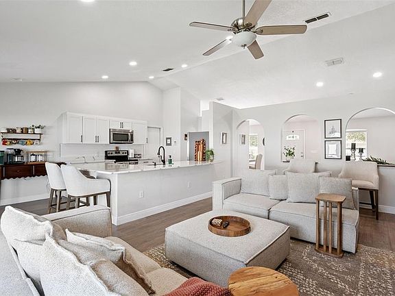 3rd image of 33 TIMBERCREEK PINES CIRCLE