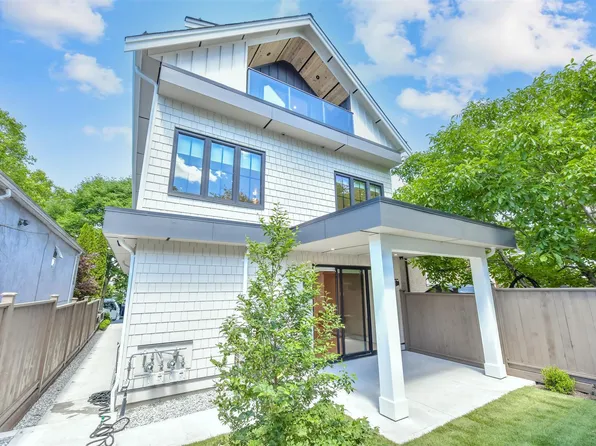 2682 Napier St #2, Vancouver, BC V5K 2W6