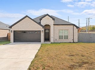 402 NW 23rd St, Grand Prairie, TX 75050
