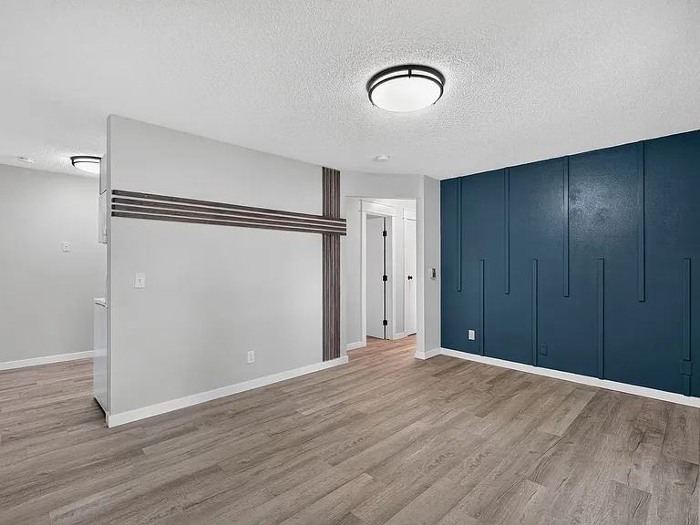 2bed 1 bath Unit in quiet Clive location — Photo 14