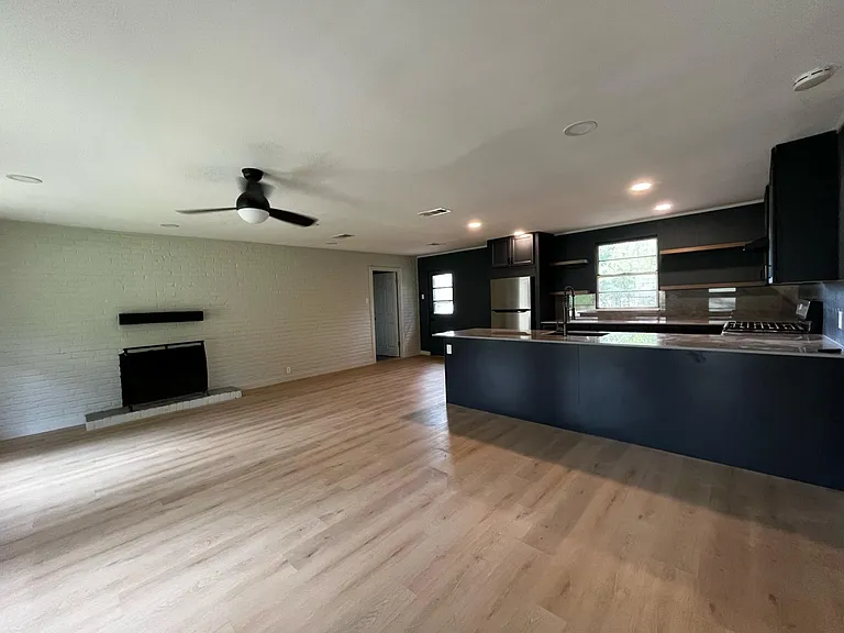 724 E Barbara St — Photo 5