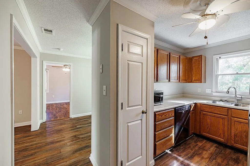 3 bed, 2.5 bath, $1,600 — Photo 3