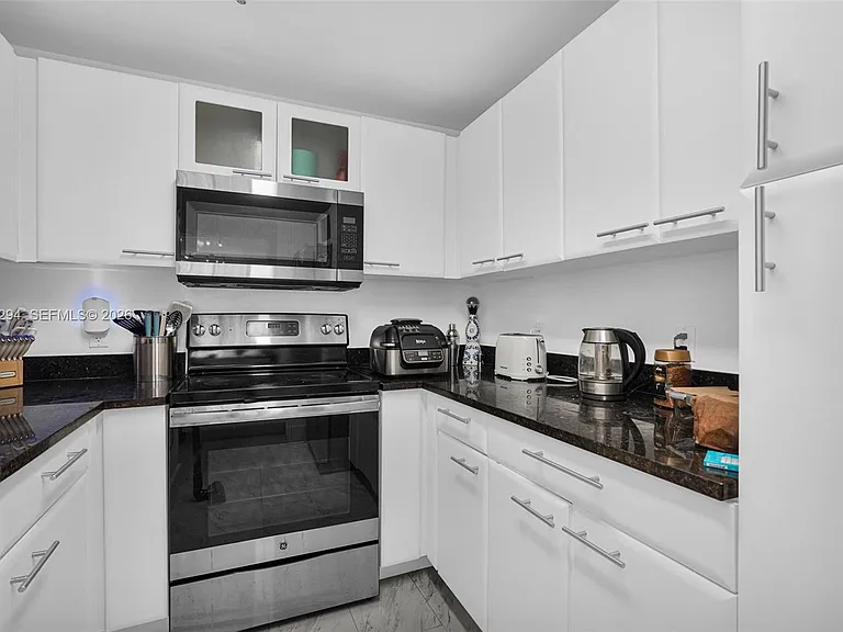 185 SE 14th Ter #2810 — Photo 2