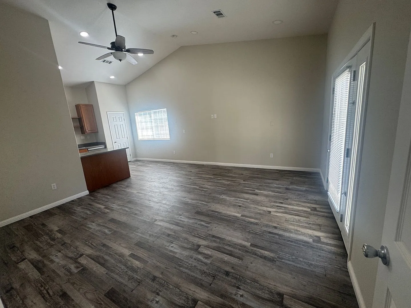 Amazing 1 Bedroom ADU Custom interior, quiet secure, high end neighborhood — Photo 3
