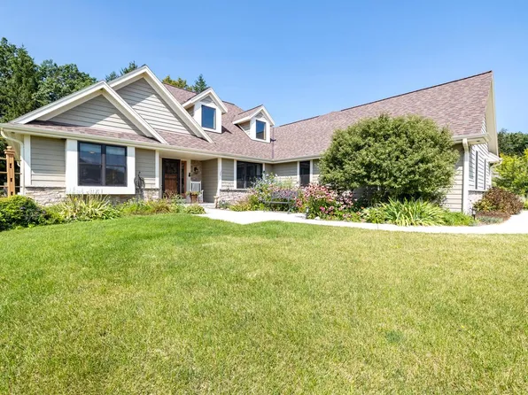 2693 Oak Knoll DRIVE, Jackson, WI 53037