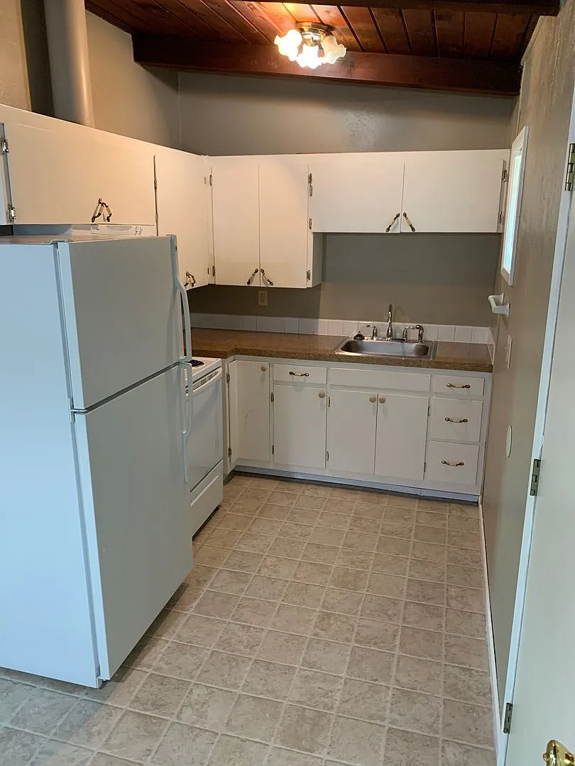 052-Country Squire Apartments — Photo 3
