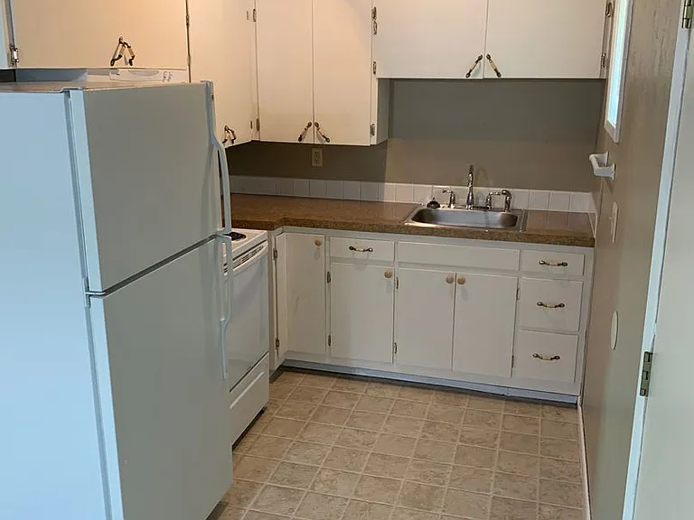 052-Country Squire Apartments — Photo 3