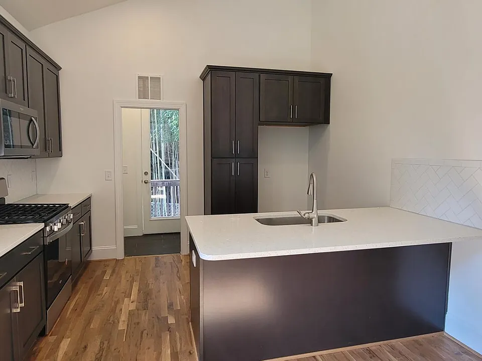 3807 1/2 Burt Dr