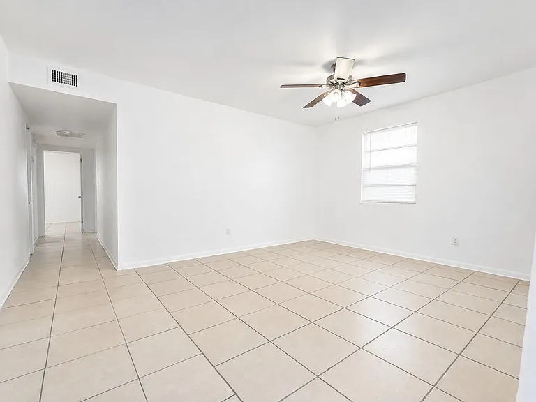 921 Marion St — Photo 4
