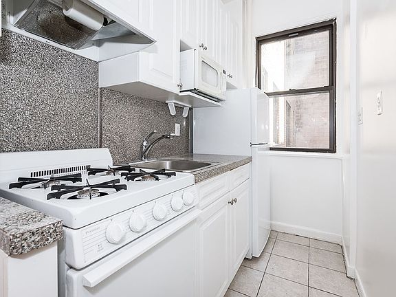 4th image of 225 W 12th St APT 4d