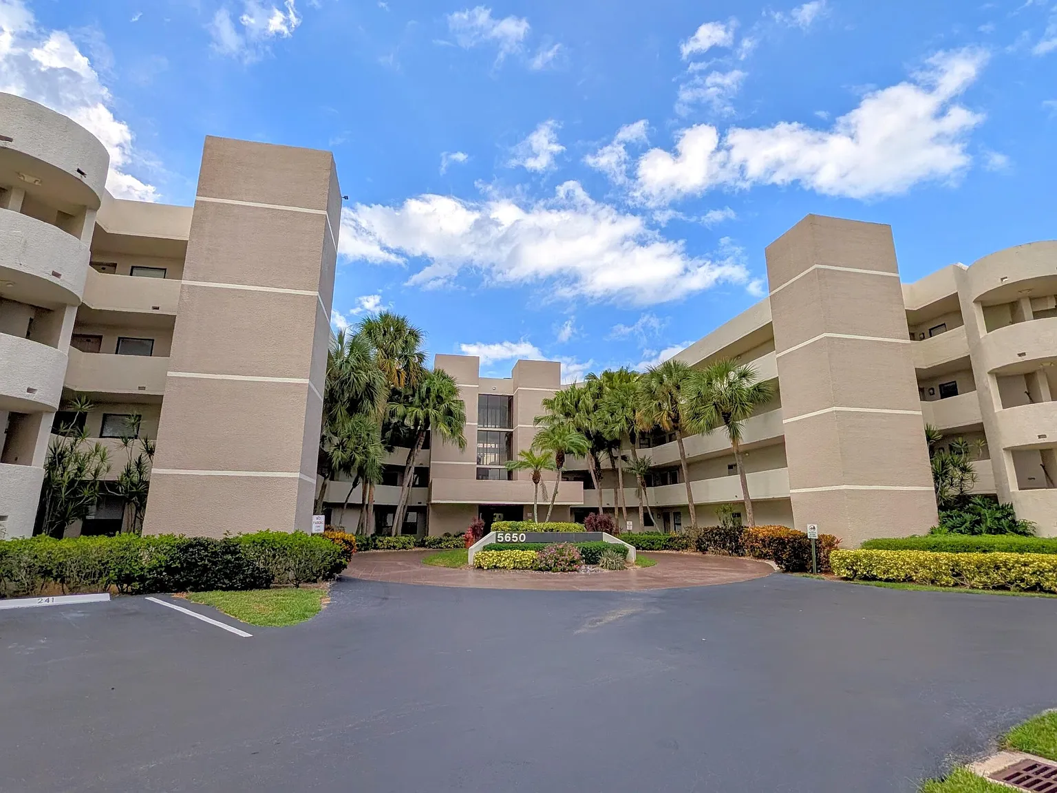 2 bed, 2.0 bath, 1230 sqft, $4,200 — Photo 3