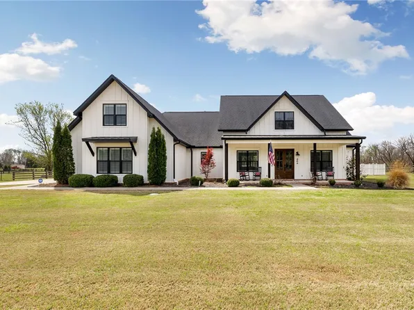 484 S Wyman Rd, Fayetteville, AR 72701