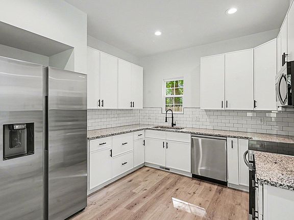 4th image of 2513 Rochelle St