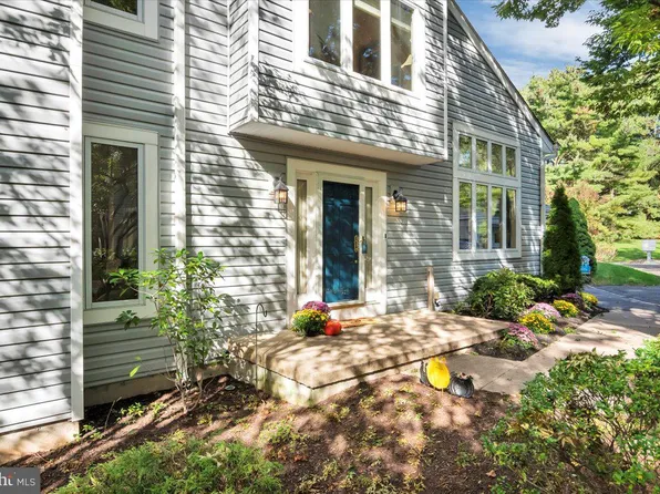 401 Sunshine Lakes Dr, Voorhees, NJ 08043