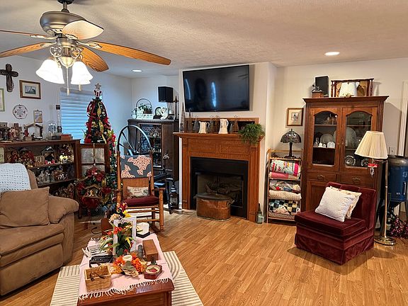 3rd image of 109 Howard Cir