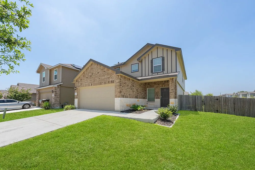 Spacious 4-Bed Oasis with Community Pool, Island Kitchen & Fenced Yard in San Antonio — Photo 2
