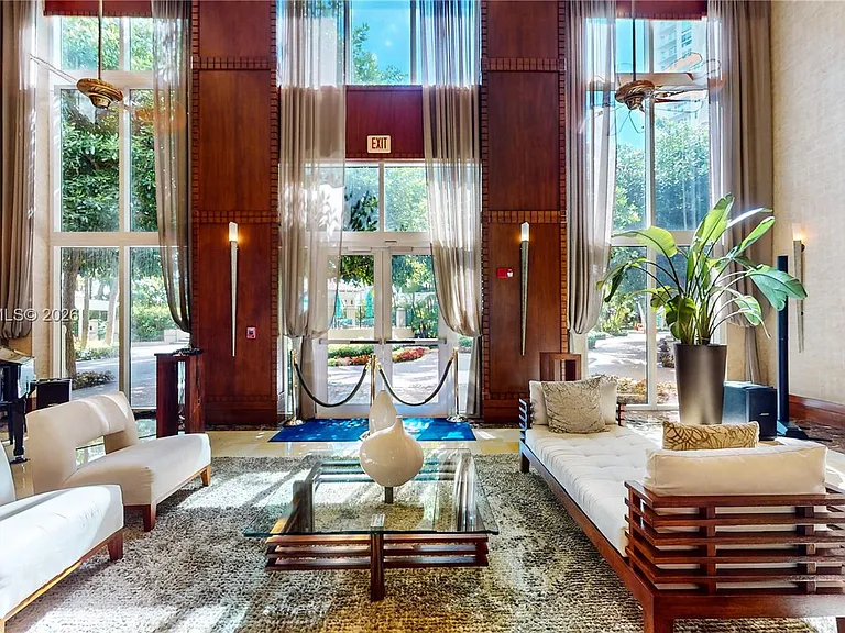 19501 W Country Club Dr #Penthouse 10 — Photo 16