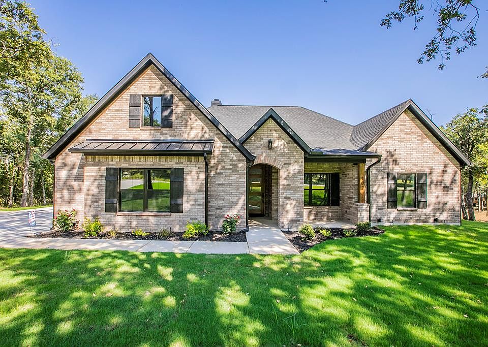 1st image of 102 Oakmont Dr