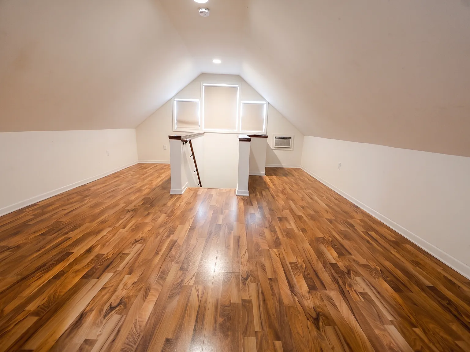 6 bed, 1900 sqft, $5,149 — Photo 1