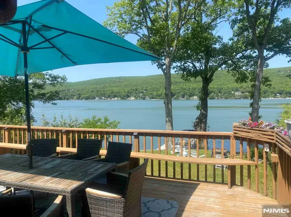 857 W Shore Rd, Hewitt, NJ 07421