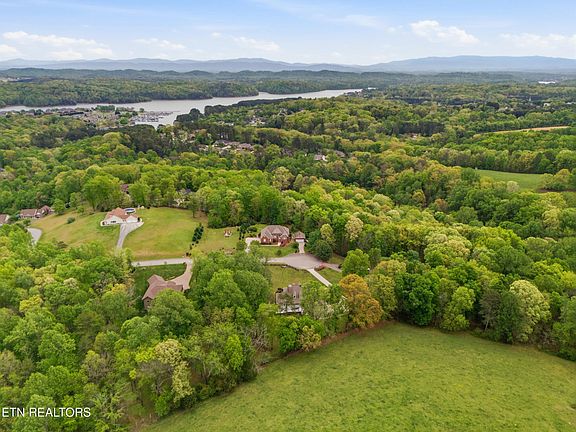 2nd image of 1930 Maple Hills Ln