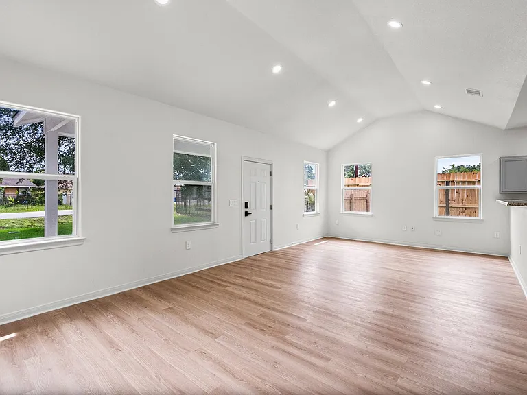 4415 Castor St — Photo 3