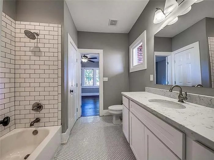 2213 N Shartel Ave — Photo 24